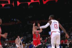 开云体育app-墨西哥男篮碾压公牛，卡鲁索三分雨点燃全场的简单介绍