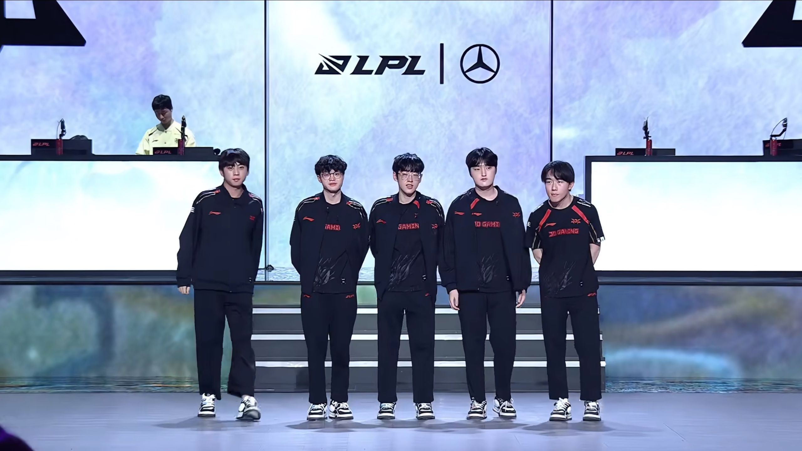 JDGaming力克JDG，Viper送出助攻