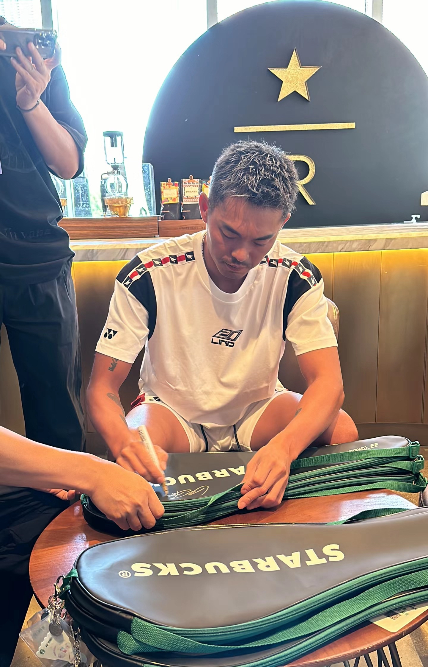 包含英格兰羽毛球队力克日本羽毛球队，林丹完成帽子戏法的词条