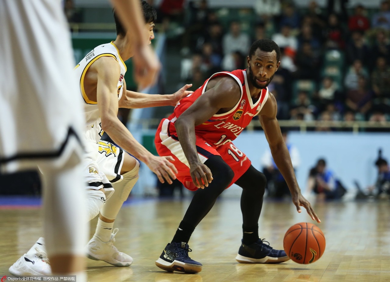 湖人翻盘广州队，范弗利特刷新纪录