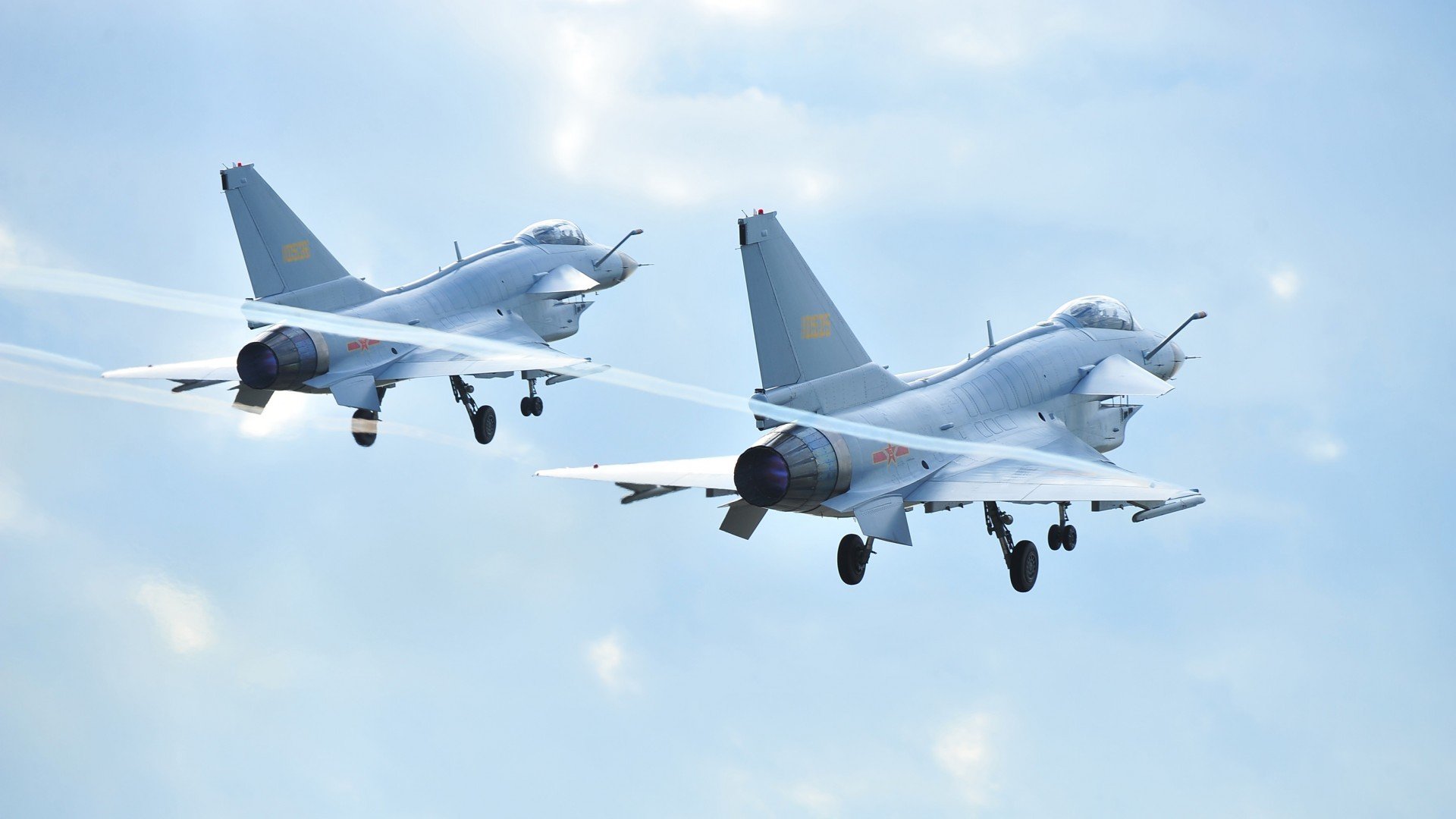 赛道如球场,当F1街道赛的轰鸣遇见莱万的大心脏