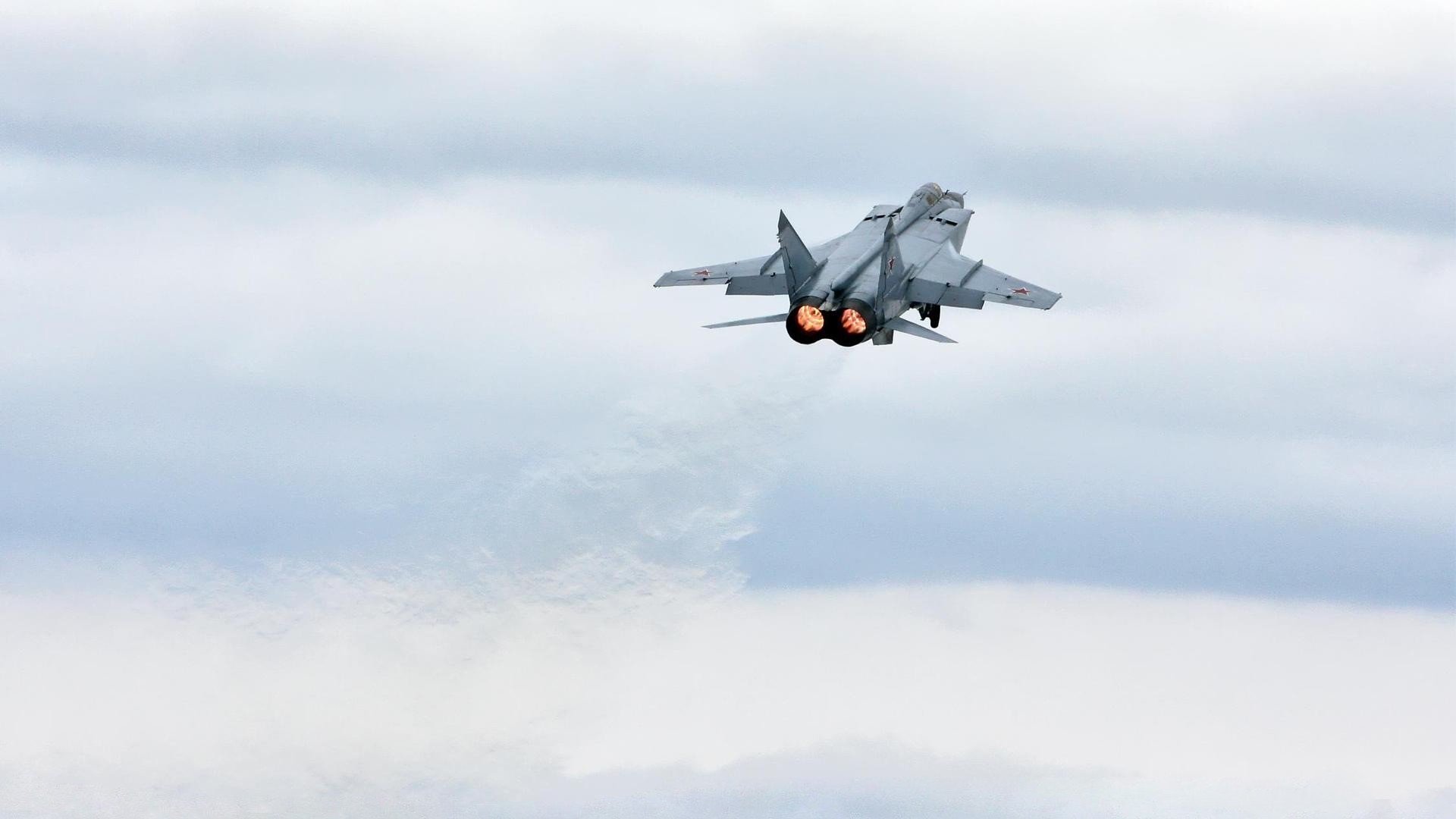 引擎、探戈与终场超车，当F1战术驶入绿茵圣殿