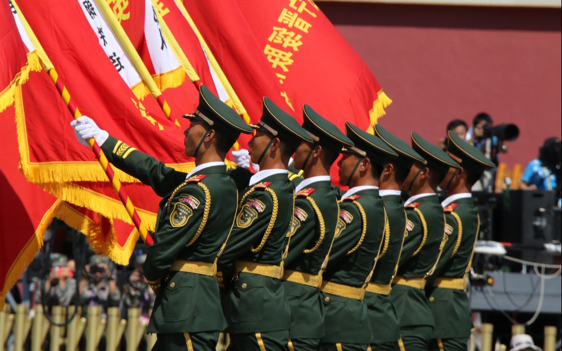 恩比德压制级发挥引爆全场，魔术队与深圳队跨界对决纪实