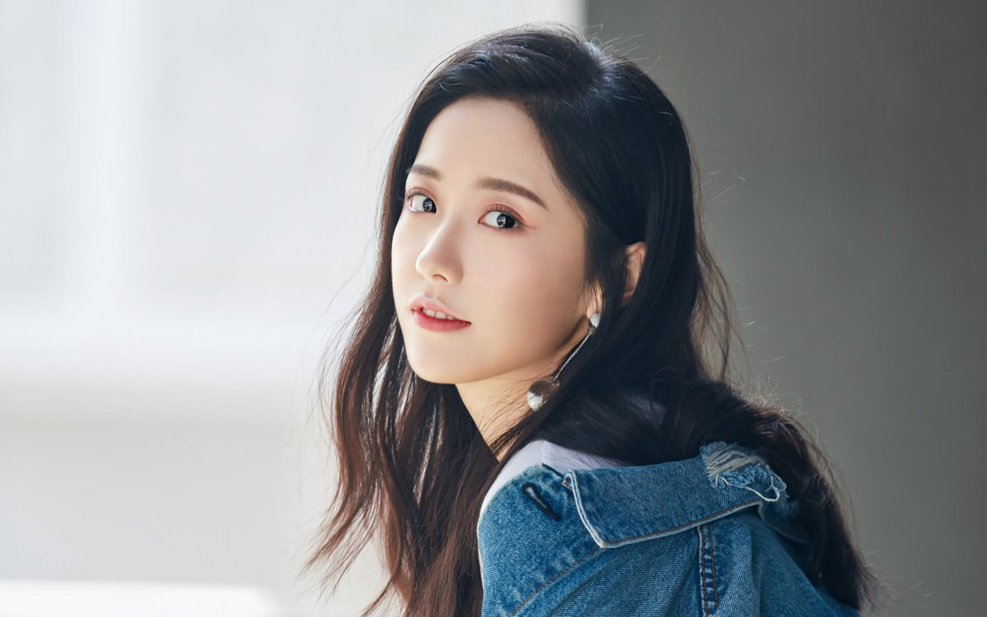 克瓦拉茨赫利亚魔幻舞步撕裂防线，威尔士的无解难题与一场0-3的冰冷答案